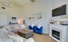 Galveston Townhome With Balconies Walk To Beach!