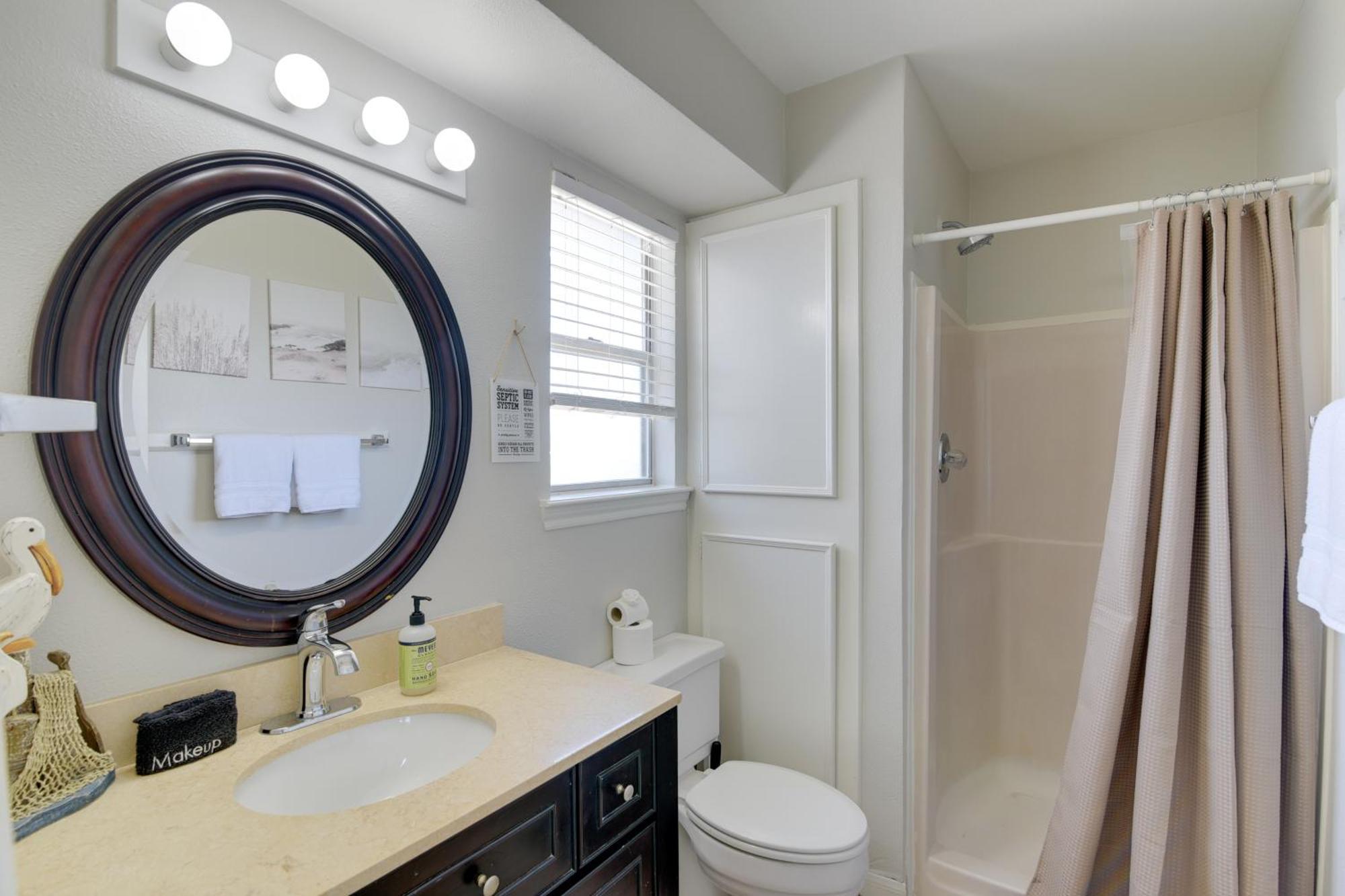Galveston Townhome With Balconies Walk To Beach! Exterior photo