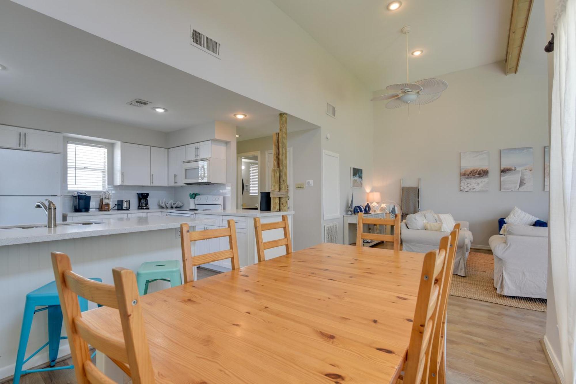Galveston Townhome With Balconies Walk To Beach! Exterior photo