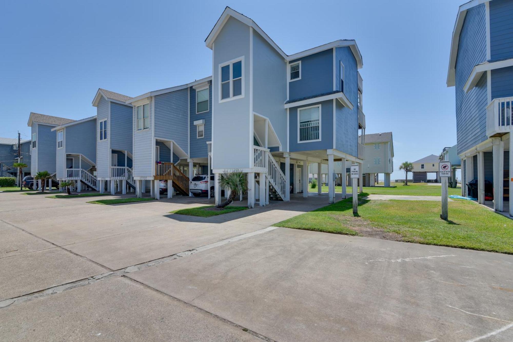 Galveston Townhome With Balconies Walk To Beach! Exterior photo