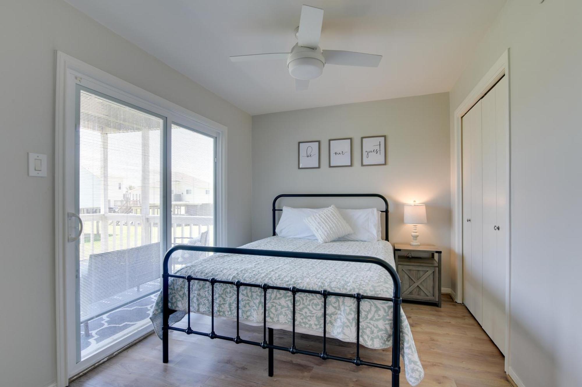 Galveston Townhome With Balconies Walk To Beach! Exterior photo
