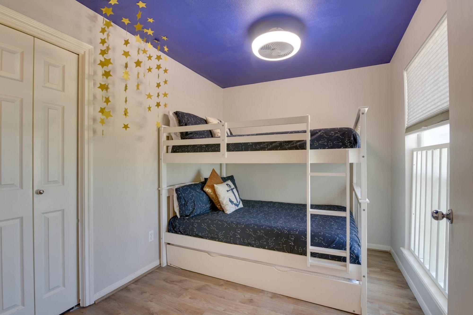 Galveston Townhome With Balconies Walk To Beach! Exterior photo