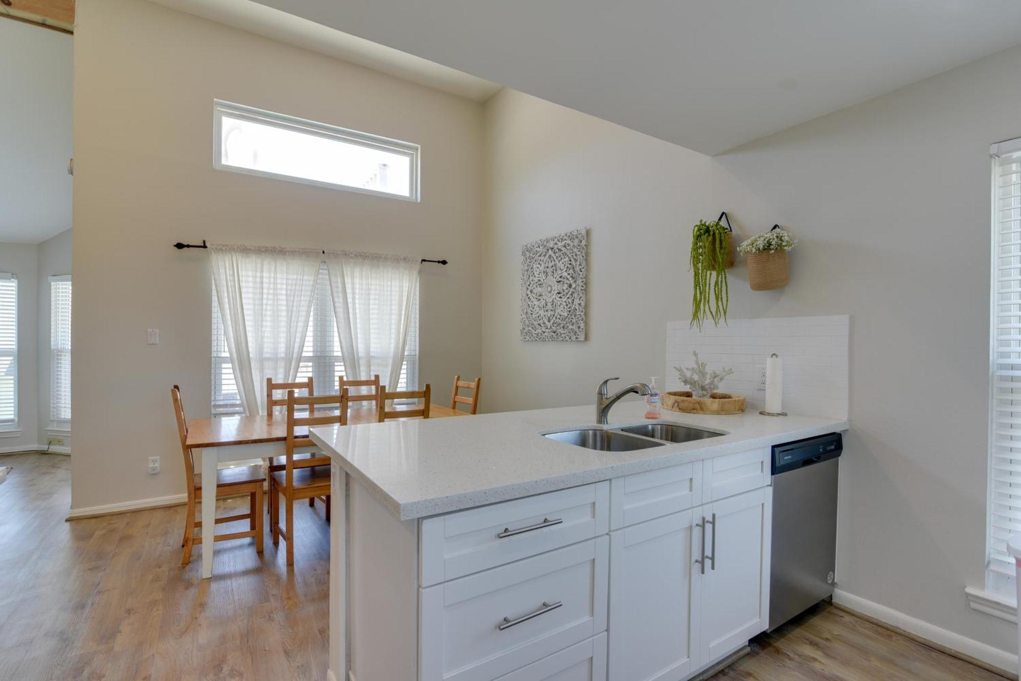 Galveston Townhome With Balconies Walk To Beach! Exterior photo