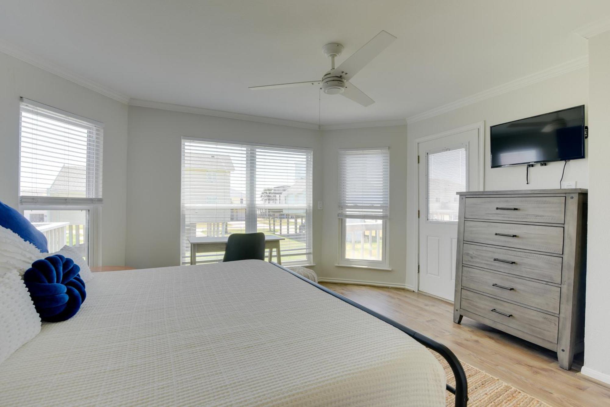 Galveston Townhome With Balconies Walk To Beach! Exterior photo