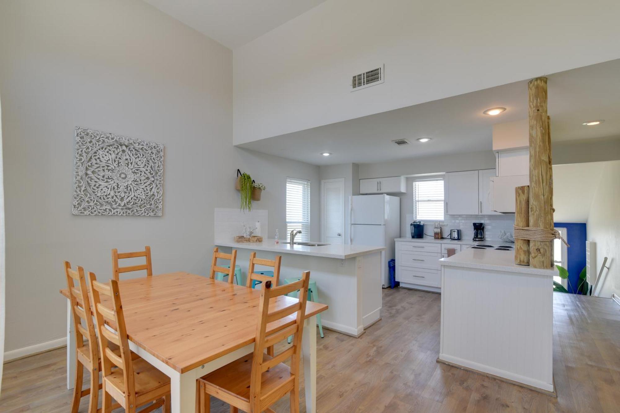 Galveston Townhome With Balconies Walk To Beach! Exterior photo