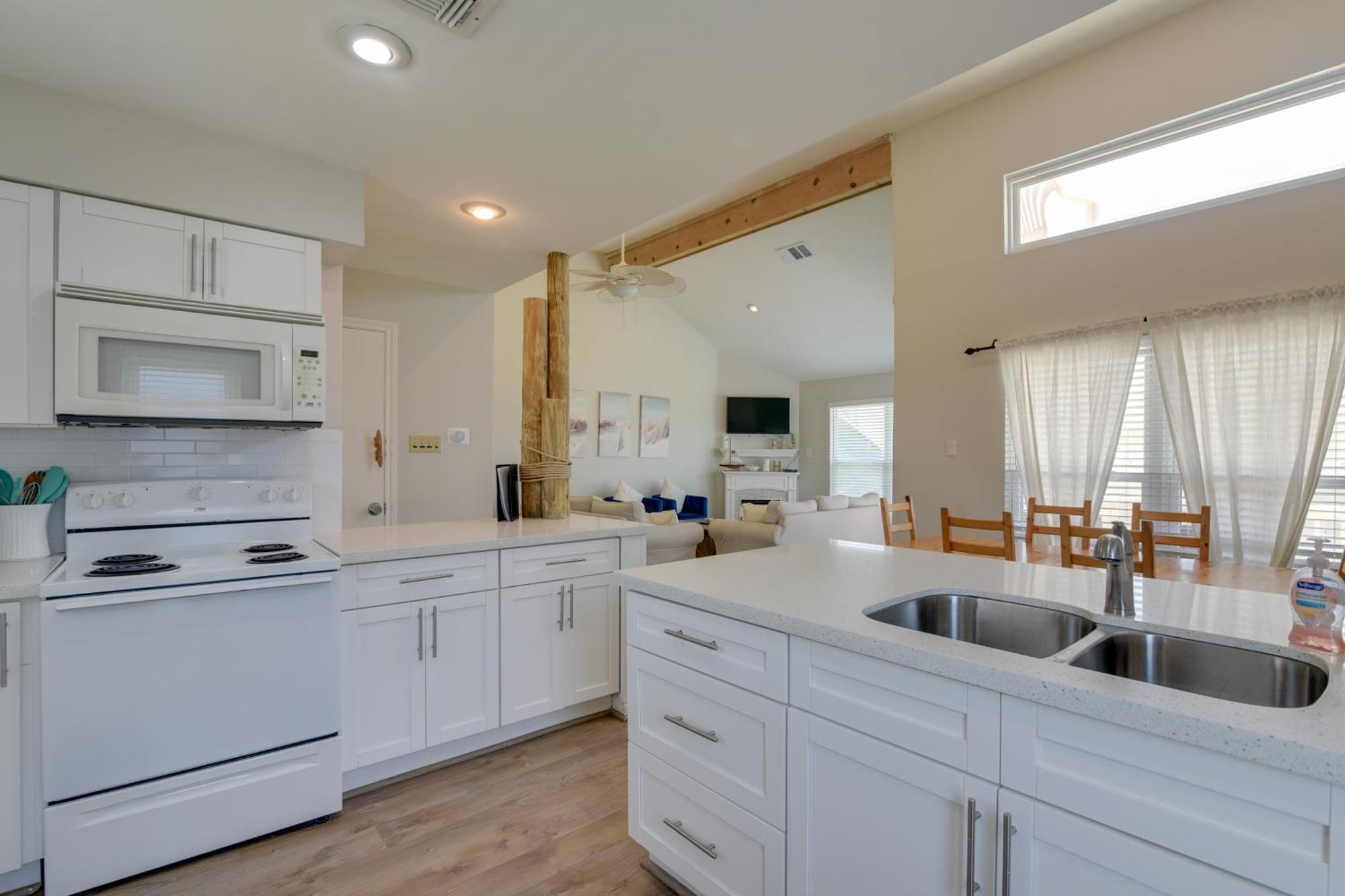 Galveston Townhome With Balconies Walk To Beach! Exterior photo