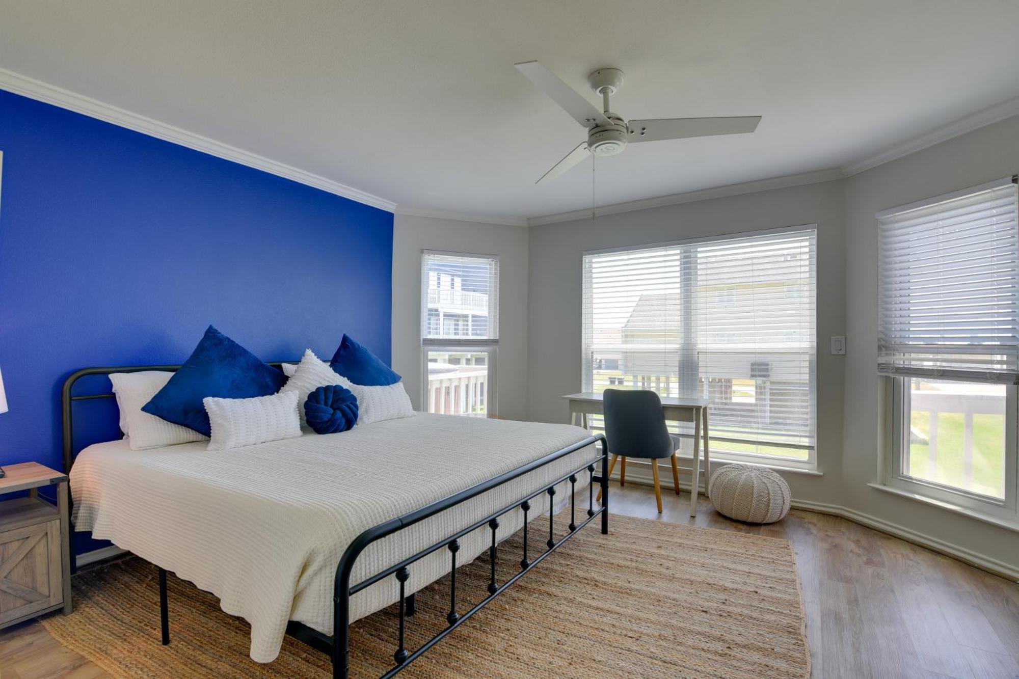 Galveston Townhome With Balconies Walk To Beach! Exterior photo
