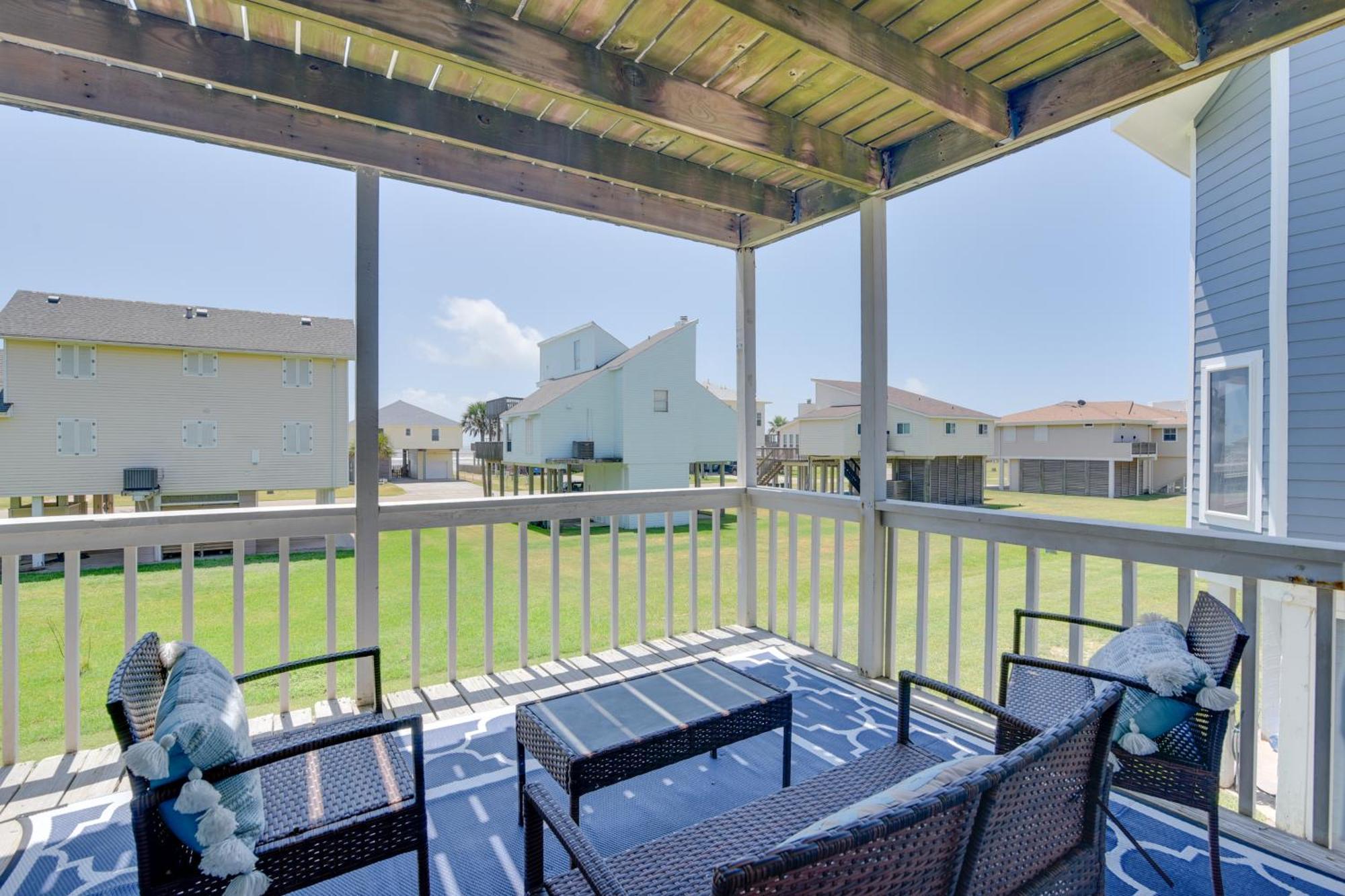Galveston Townhome With Balconies Walk To Beach! Exterior photo