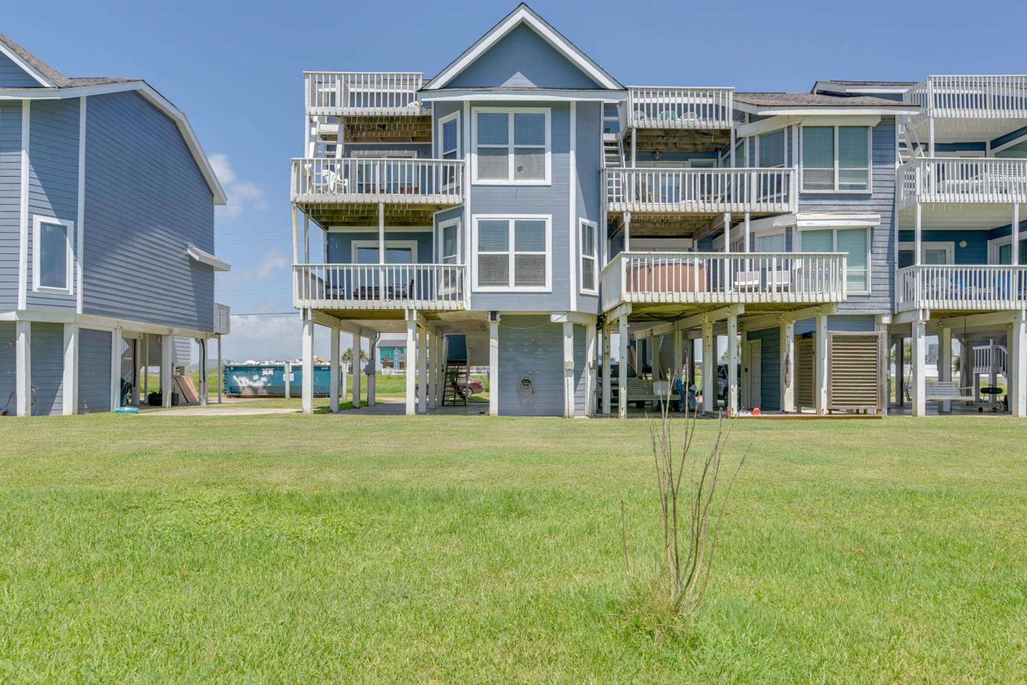 Galveston Townhome With Balconies Walk To Beach! Exterior photo