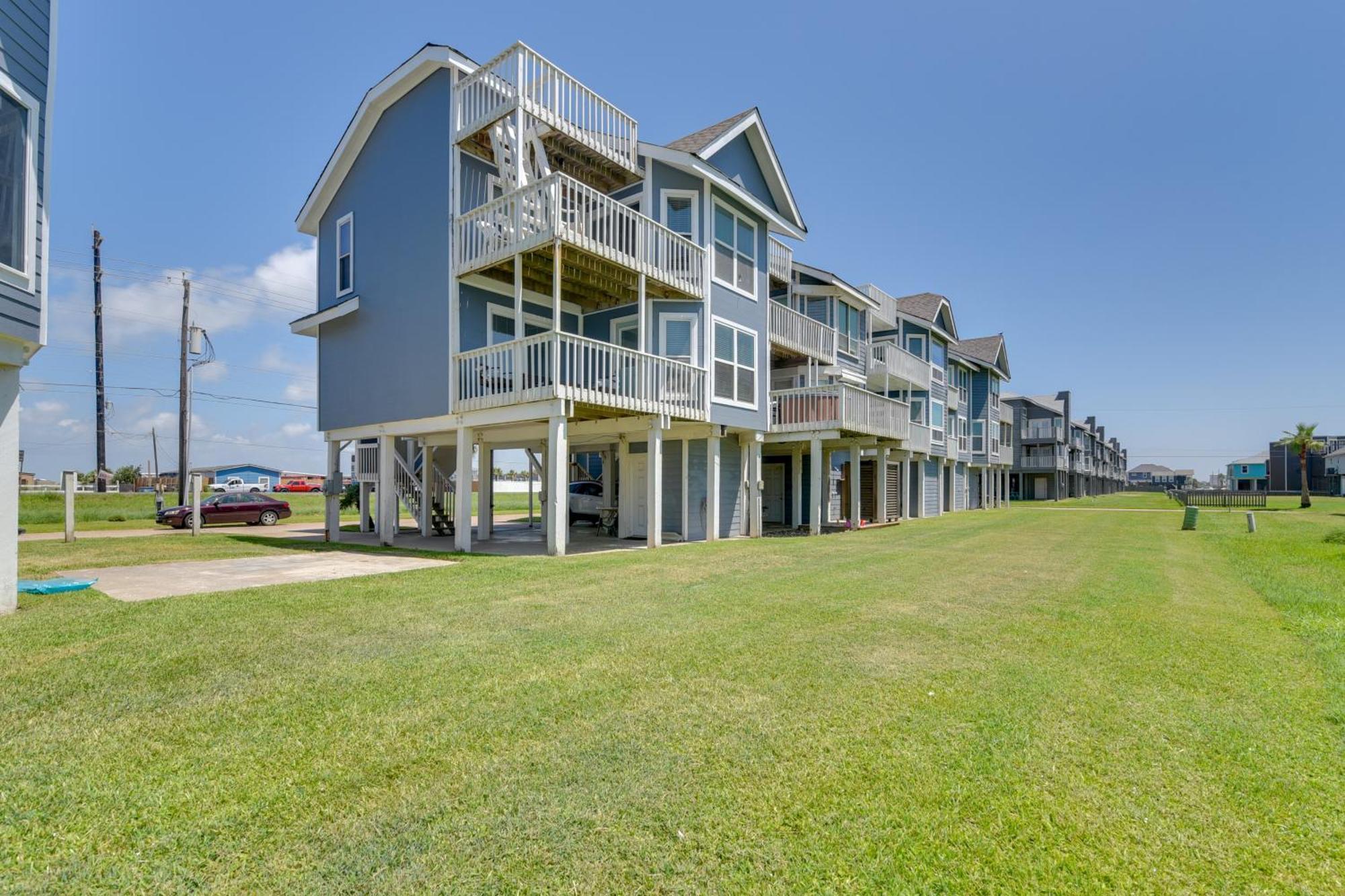 Galveston Townhome With Balconies Walk To Beach! Exterior photo